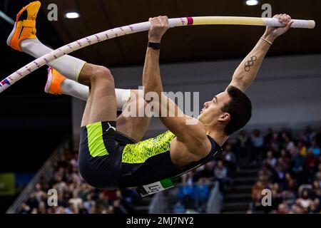 Karlsruhe, Deutschland. 27. Januar 2023. Leichtathletik: INDOOR-Treffen mit Karlsruhe, Lightfoot Kc in Aktion im Mastgewölbe der Männer. Kredit: Tom Weller/dpa/Alamy Live News Stockfoto