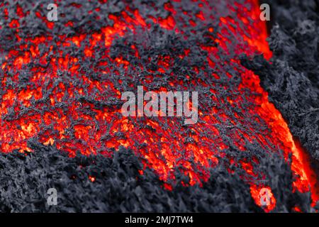 Lavafluss in einer Detailansicht - rote, lebendige geschmolzene Lava Stockfoto