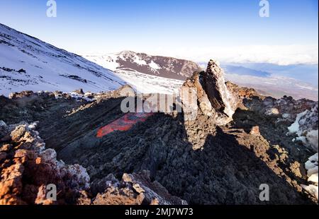 Lavafluss in einer Detailansicht - rote, lebendige geschmolzene Lava Stockfoto