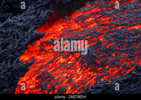 Lavafluss in einer Detailansicht - rote, lebendige geschmolzene Lava Stockfoto