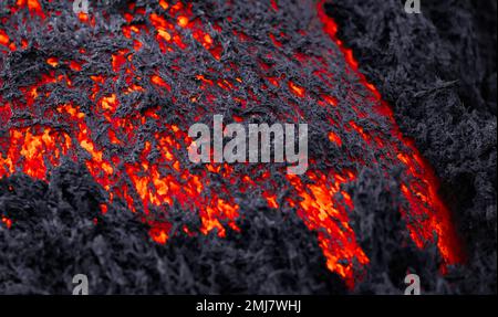 Lavafluss in einer Detailansicht - rote, lebendige geschmolzene Lava Stockfoto