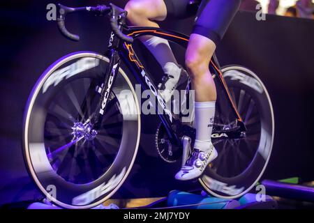 Berlin, Deutschland. 27. Januar 2023. Radfahren: Berlin 6-Tage-Rennen, Velodrom. Ein Teilnehmer bereitet sich auf den Start vor. Kredit: Andreas Gora/dpa/Alamy Live News Stockfoto