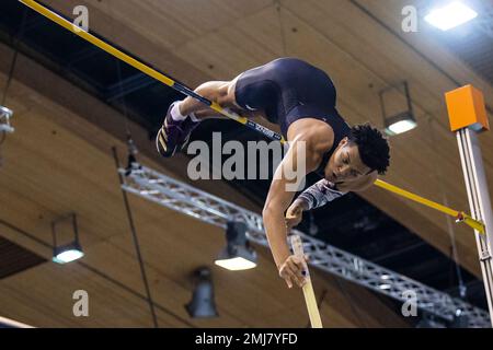 Karlsruhe, Deutschland. 27. Januar 2023. Leichtathletik: INDOOR-Meeting Karlsruhe, Emmanouil Karalis aus Griechenland im Mastgewölbe der Männer. Kredit: Tom Weller/dpa/Alamy Live News Stockfoto