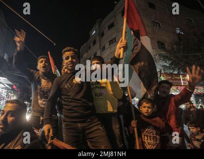 27. Januar 2023, Gaza-Stadt, Gazastreifen, Palästina: Palästinenser rufen bei einer Kundgebung Slogans auf, bei der nach Berichten über 7 Israelis bei einem Schießangriff in Jerusalem, dem Flüchtlingslager Jabalia im nördlichen Gazastreifen, getötet wurden. Am 27. Januar 2023. Freitagabend eröffnete ein palästinensischer Schütze das Feuer vor einer Synagoge in Ostjerusalem, wobei sieben Menschen getötet wurden, darunter eine 70-jährige Frau, und drei weitere verletzt wurden, bevor die Polizei ihn erschoss und tötete, sagten Beamte. Es war der tödlichste Angriff auf Israelis seit Jahren und erhöhte die Wahrscheinlichkeit eines weiteren Blutvergießens (Kreditbild: © Mahmoud Issa/Quds Stockfoto