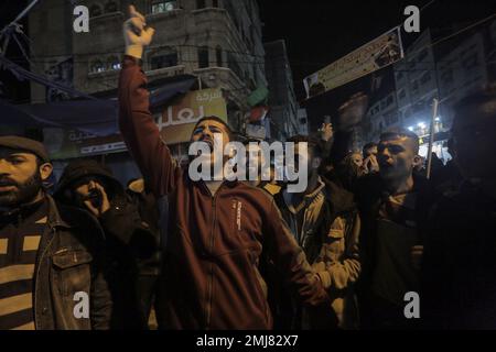 27. Januar 2023, Gaza-Stadt, Gazastreifen, Palästina: Palästinenser rufen bei einer Kundgebung Slogans auf, bei der nach Berichten über 7 Israelis bei einem Schießangriff in Jerusalem, dem Flüchtlingslager Jabalia im nördlichen Gazastreifen, getötet wurden. Am 27. Januar 2023. Freitagabend eröffnete ein palästinensischer Schütze das Feuer vor einer Synagoge in Ostjerusalem, wobei sieben Menschen getötet wurden, darunter eine 70-jährige Frau, und drei weitere verletzt wurden, bevor die Polizei ihn erschoss und tötete, sagten Beamte. Es war der tödlichste Angriff auf Israelis seit Jahren und erhöhte die Wahrscheinlichkeit eines weiteren Blutvergießens (Kreditbild: © Mahmoud Issa/Quds Stockfoto