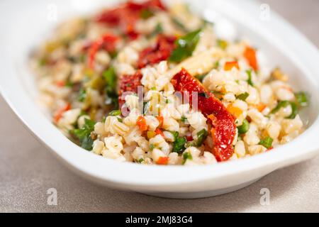 Tabbouleh-Salat: Traditionelle nahöstliche oder arabische Küche. Levantiner vegetarischer Salat mit Bulgur, Quinoa, Tomate, Gurke, Petersilie und Zitrone Stockfoto