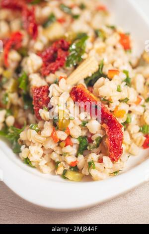 Tabbouleh-Salat: Traditionelle nahöstliche oder arabische Küche. Levantiner vegetarischer Salat mit Bulgur, Quinoa, Tomate, Gurke, Petersilie und Zitrone Stockfoto