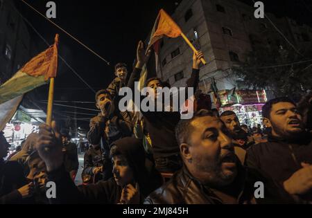 27. Januar 2023, Gaza-Stadt, Gazastreifen, Palästina: Palästinenser rufen bei einer Kundgebung Slogans auf, bei der nach Berichten über 7 Israelis bei einem Schießangriff in Jerusalem, dem Flüchtlingslager Jabalia im nördlichen Gazastreifen, getötet wurden. Am 27. Januar 2023. Freitagabend eröffnete ein palästinensischer Schütze das Feuer vor einer Synagoge in Ostjerusalem, wobei sieben Menschen getötet wurden, darunter eine 70-jährige Frau, und drei weitere verletzt wurden, bevor die Polizei ihn erschoss und tötete, sagten Beamte. Es war der tödlichste Angriff auf Israelis seit Jahren und erhöhte die Wahrscheinlichkeit eines weiteren Blutvergießens (Kreditbild: © Mahmoud Issa/Quds Stockfoto