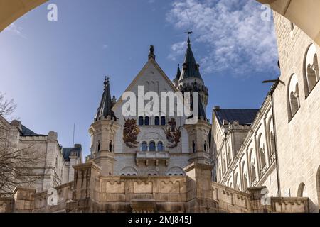 Blick auf den bogenförmigen Innenhof des Schlosses Neuschwanstein. Romanischer Wiedergebauungspalast aus dem 19. Jahrhundert im Südwesten Bayerns. Stockfoto