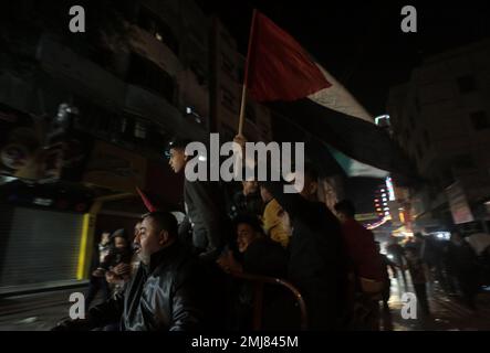 27. Januar 2023, Gaza-Stadt, Gazastreifen, Palästina: Palästinenser rufen bei einer Kundgebung Slogans auf, bei der nach Berichten über 7 Israelis bei einem Schießangriff in Jerusalem, dem Flüchtlingslager Jabalia im nördlichen Gazastreifen, getötet wurden. Am 27. Januar 2023. Freitagabend eröffnete ein palästinensischer Schütze das Feuer vor einer Synagoge in Ostjerusalem, wobei sieben Menschen getötet wurden, darunter eine 70-jährige Frau, und drei weitere verletzt wurden, bevor die Polizei ihn erschoss und tötete, sagten Beamte. Es war der tödlichste Angriff auf Israelis seit Jahren und erhöhte die Wahrscheinlichkeit eines weiteren Blutvergießens (Kreditbild: © Mahmoud Issa/Quds Stockfoto