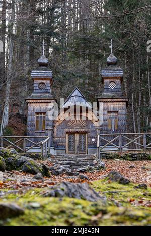 Hölzerne Gedenkkapelle, die russischen Kriegsgefangenen gewidmet ist, die 1916 beim Bau der Russischen Straße starben. (Ruska Kapelica) Vrsic Mountain Road in Kranjska Gora, SL Stockfoto