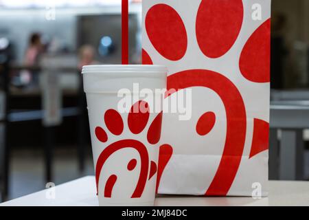 Chick-fil-A Food and Drink Mobile Mitnahme Bestellung im Chick-fil-A Restaurant in Cordele, Georgia. (USA) Stockfoto