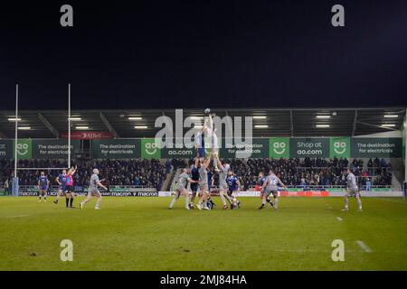 Eccles, Großbritannien. 27. Januar 2023. Die Spieler kämpfen beim Gallagher Premiership-Spiel Sale Sharks vs Bath Rugby im AJ Bell Stadium, Eccles, Großbritannien, 27. Januar 2023 (Foto von Steve Flynn/News Images) in Eccles, Großbritannien, am 1./27. Januar 2023 um eine Line-Out. (Foto: Steve Flynn/News Images/Sipa USA) Guthaben: SIPA USA/Alamy Live News Stockfoto