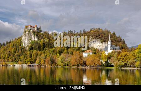 Historische mittelalterliche Burg Bled (Blejski Grad) und St. Martin's Parish Church mit Blick auf den touristischen Bleder See, Slowenien. Panoramablick auf einem sonnigen D Stockfoto
