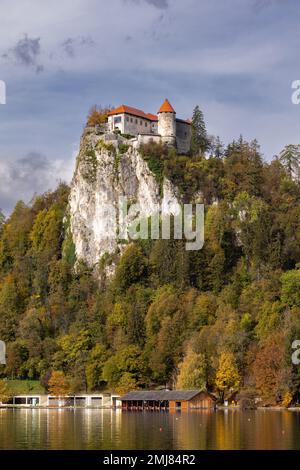 Historische mittelalterliche Burg Bled (Blejski Grad) und St. Martin's Parish Church mit Blick auf den touristischen Bleder See, Slowenien. Vertikale Ausrichtung Stockfoto