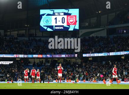 Die Arsenal-Spieler erscheinen deprimiert, da auf der Anzeigetafel das Endergebnis nach dem Spiel des Emirates FA Cup in der vierten Runde im Etihad Stadium in Manchester angezeigt wird. Foto: Freitag, 27. Januar 2023. Stockfoto