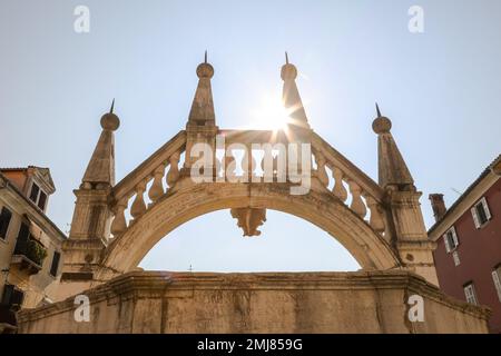 Brunnen Da Ponte Brunnen aus dem 17. Jahrhundert in der Stadt Koper, Slowenien, vor einem blauen Himmel mit Sternensonne Stockfoto