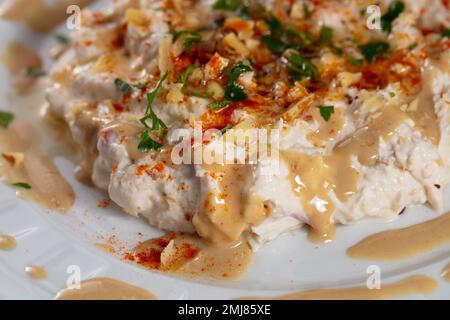 Traditionelle türkische Küche, Vorspeise, Salat mit Auberginen und Joghurt. Lokaler Name: Mutebbel Stockfoto