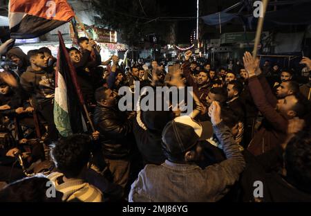 27. Januar 2023, Gaza-Stadt, Gazastreifen, Palästina: Palästinenser rufen bei einer Kundgebung Slogans auf, bei der nach Berichten über 7 Israelis bei einem Schießangriff in Jerusalem, dem Flüchtlingslager Jabalia im nördlichen Gazastreifen, getötet wurden. Am 27. Januar 2023. Freitagabend eröffnete ein palästinensischer Schütze das Feuer vor einer Synagoge in Ostjerusalem, wobei sieben Menschen getötet wurden, darunter eine 70-jährige Frau, und drei weitere verletzt wurden, bevor die Polizei ihn erschoss und tötete, sagten Beamte. Es war der tödlichste Angriff auf Israelis seit Jahren und erhöhte die Wahrscheinlichkeit eines weiteren Blutvergießens (Kreditbild: © Mahmoud Issa/Quds Stockfoto
