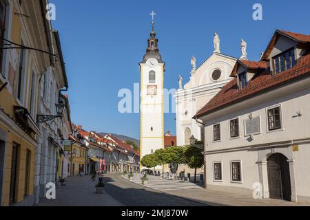 Kamnik, Slowenien - 18. Oktober 2022: Pfarrkirche der Marienkirche Unbefleckte Empfängnis und Glockenturm neben dem Geburtshaus des Rudolf Masters im Zentrum von Stockfoto