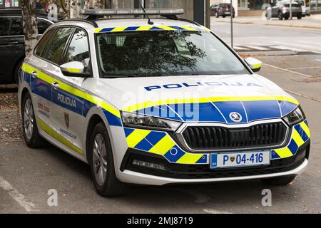 Kranj, Slowenien - 21. Oktober 2022: Slowenischer Polizeiwagen parkt vor dem Polizeirevier in Kranje. Polizeiauto mit der Aufschrift "Polic Stockfoto