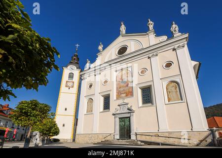 Kamnik, Slowenien - 18. Oktober 2022: Pfarrkirche der Marienkirche Unbefleckte Empfängnis und Glockenturm neben dem Geburtshaus des Rudolf Masters im Zentrum von Stockfoto