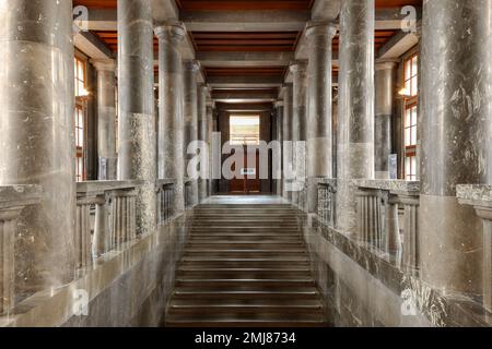 Ljubljana, Slowenien - 19. Oktober 2022: Innenraum im ersten Stock und Treppe zum Eingang des Leseraums für Mitglieder im National and Universit Stockfoto
