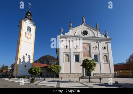 Kamnik, Slowenien - 18. Oktober 2022: Pfarrkirche der Marienkirche Unbefleckte Empfängnis und Glockenturm im Zentrum der alten slowenischen Alpenstadt Kamnik in Stockfoto