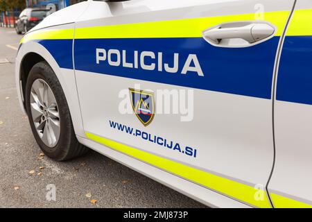 Kranj, Slowenien - 21. Oktober 2022: Slowenischer Polizeiwagen parkt vor dem Polizeirevier in Kranje. Polizeiauto mit der Aufschrift "Polic Stockfoto