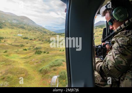 Derek Bolton, ein Stabsoffizier der US-Luftwaffe, der Detachment 3, 1. Combat Weather Squadron, zugewiesen ist, untersucht die Geronimo Drop Zone vor bevorstehenden Luftlandeoperationen auf der Joint Base Elmendorf-Richardson, Alaska, 25. August 2022. Das 1. CWS bietet Bodenstreitkräfte und Luftfahrtanlagen vorausschauende atmosphärische Beobachtungs- und maßgeschneiderte Ausbeutungsfähigkeiten. Combat Weather, JBER, Stab Wetteroffizier, Stockfoto