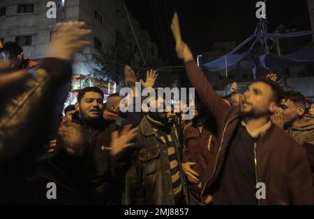 27. Januar 2023, Gaza-Stadt, Gazastreifen, Palästina: Palästinenser rufen bei einer Kundgebung Slogans auf, bei der nach Berichten über 7 Israelis bei einem Schießangriff in Jerusalem, dem Flüchtlingslager Jabalia im nördlichen Gazastreifen, getötet wurden. Am 27. Januar 2023. Freitagabend eröffnete ein palästinensischer Schütze das Feuer vor einer Synagoge in Ostjerusalem, wobei sieben Menschen getötet wurden, darunter eine 70-jährige Frau, und drei weitere verletzt wurden, bevor die Polizei ihn erschoss und tötete, sagten Beamte. Es war der tödlichste Angriff auf Israelis seit Jahren und erhöhte die Wahrscheinlichkeit eines weiteren Blutvergießens (Kreditbild: © Mahmoud Issa/Quds Stockfoto