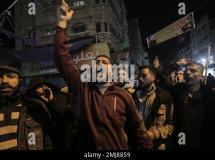 27. Januar 2023, Gaza-Stadt, Gazastreifen, Palästina: Palästinenser rufen bei einer Kundgebung Slogans auf, bei der nach Berichten über 7 Israelis bei einem Schießangriff in Jerusalem, dem Flüchtlingslager Jabalia im nördlichen Gazastreifen, getötet wurden. Am 27. Januar 2023. Freitagabend eröffnete ein palästinensischer Schütze das Feuer vor einer Synagoge in Ostjerusalem, wobei sieben Menschen getötet wurden, darunter eine 70-jährige Frau, und drei weitere verletzt wurden, bevor die Polizei ihn erschoss und tötete, sagten Beamte. Es war der tödlichste Angriff auf Israelis seit Jahren und erhöhte die Wahrscheinlichkeit eines weiteren Blutvergießens (Kreditbild: © Mahmoud Issa/Quds Stockfoto