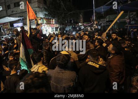 27. Januar 2023, Gaza-Stadt, Gazastreifen, Palästina: Palästinenser rufen bei einer Kundgebung Slogans auf, bei der nach Berichten über 7 Israelis bei einem Schießangriff in Jerusalem, dem Flüchtlingslager Jabalia im nördlichen Gazastreifen, getötet wurden. Am 27. Januar 2023. Freitagabend eröffnete ein palästinensischer Schütze das Feuer vor einer Synagoge in Ostjerusalem, wobei sieben Menschen getötet wurden, darunter eine 70-jährige Frau, und drei weitere verletzt wurden, bevor die Polizei ihn erschoss und tötete, sagten Beamte. Es war der tödlichste Angriff auf Israelis seit Jahren und erhöhte die Wahrscheinlichkeit eines weiteren Blutvergießens (Kreditbild: © Mahmoud Issa/Quds Stockfoto