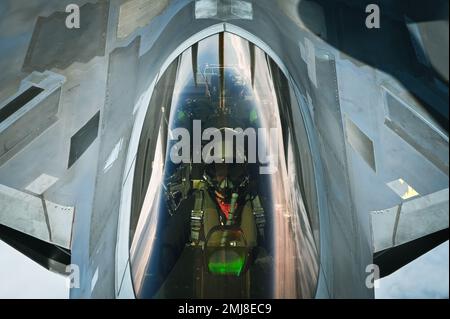 Ein Pilot des F-22 Raptor mit dem Demonstrationsteam der Joint Base Langley-Eustis erhält Kraftstoff von einem KC-135R Stratotanker mit dem 155. Air Tanken Flügel, 25. August 2022. F-22-Piloten erhielten Treibstoff von der 173. Air Tanken Squadron, um sich auf ihre Flugshow in South Padre Island, Texas, vorzubereiten. Stockfoto