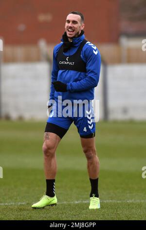 Oldham, Großbritannien. 27. Januar 2023. Liam Hogan (Kapitän) vom Oldham Athletic Association Football Club während des Oldham Athletic Trainings in Little Wembley, Oldham, England am Freitag, den 27. Januar 2023. (Kredit: Eddie Garvey | MI News) Kredit: MI News & Sport /Alamy Live News Stockfoto