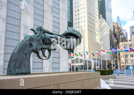 New York, USA. 27. Januar 2023. Die Skulptur "Gewaltlosigkeit", die eine geknüpfte Waffe darstellt, steht am Eingang des Hauptquartiers der Vereinten Nationen, wenn Menschen ankommen, um zum Gedenken an die Opfer des Holocaust am Internationalen Gedenktag teilzunehmen. Die Statue wurde von Carl Fredrik Reuterswärd geschaffen, nachdem sein Freund John Lennon ermordet wurde. Kredit: Enrique Shore/Alamy Live News Stockfoto