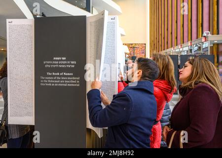 New York, USA. 27. Januar 2023. Die Teilnehmer des Internationalen Gedenkfeiertages zum Gedenken an die Opfer des Holocaust suchen im Yad Vashem Book of Names of Holocaust Victimers, einer Ausstellung aus Jerusalems Yad Vashem Museum, die im UN-Hauptquartier ausgeliehen wird, nach Verwandten. Kredit: Enrique Shore/Alamy Live News Stockfoto