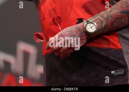 Marshall Arena, Milton Keynes, Großbritannien. 27. Januar 2023. 2023 PDC Cazoo Masters Day 1; Detailansicht der von Nathan Aspinall verwendeten Darts Credit: Action Plus Sports/Alamy Live News Stockfoto