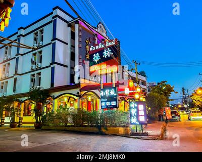 Mueang, Chiang Mai, Thailand, Thailändisches Restaurant, Hualin Inn, Neonschilder, Straßenszenen, draußen, bei Nacht, Straßenszene, Lichter, Unterbezirk Chang Khlan, Stockfoto