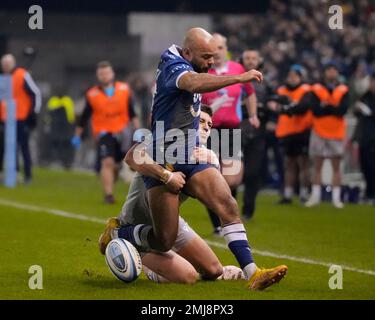 Eccles, Großbritannien. 27. Januar 2023. Cameron Redpath #22 von Bath Rugby greift Tom OÕFlaherty #11 von Sale Sharks without the Ball während des Gallagher Premiership-Spiels Sale Sharks vs Bath Rugby im AJ Bell Stadium, Eccles, Großbritannien, 27. Januar 2023 (Foto von Steve Flynn/News Images) in Eccles, Großbritannien, am 1./27. Januar 2023 an. (Foto: Steve Flynn/News Images/Sipa USA) Guthaben: SIPA USA/Alamy Live News Stockfoto