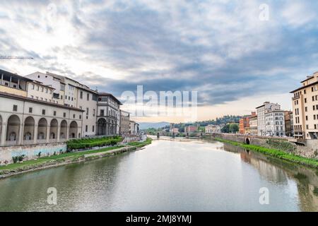 Blick auf den Fluss Arno in Richtung Ponte alle Grazie Stockfoto