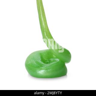 Fließender grüner Schleim auf weißem Hintergrund. Anti-Stress-Spielzeug Stockfoto