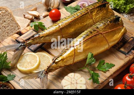 Leckerer Räucherfisch auf Holztisch Stockfoto