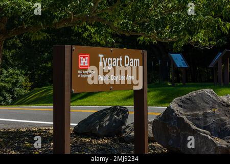 Tygart Lake and Dam in Grafton, West Virginia, wird von den USA betrieben Armeekorps der Ingenieure im Bezirk Pittsburgh, um Hochwasserrisikominderungs- und Wasserkontrolldienste für das Tygart River Valley, den Monongahela River und den Upper Ohio River bereitzustellen. Darüber hinaus bieten die Erholungsgebiete in der Nähe des Staudamms Bewohnern und Besuchern die Möglichkeit, in der Nähe des Stausees zu Boot zu fahren, zu campen, zu wandern und ein Picknick zu machen. Stockfoto