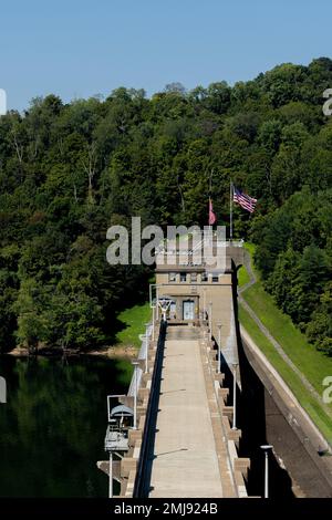 Tygart Lake and Dam in Grafton, West Virginia, wird von den USA betrieben Armeekorps der Ingenieure im Bezirk Pittsburgh, um Hochwasserrisikominderungs- und Wasserkontrolldienste für das Tygart River Valley, den Monongahela River und den Upper Ohio River bereitzustellen. Darüber hinaus bieten die Erholungsgebiete in der Nähe des Staudamms Bewohnern und Besuchern die Möglichkeit, in der Nähe des Stausees zu Boot zu fahren, zu campen, zu wandern und ein Picknick zu machen. Stockfoto