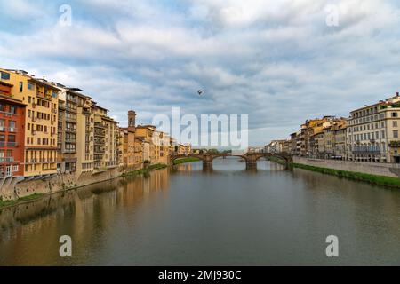 Blick auf den Fluss Arno in Richtung Ponte Santa Trinita Brücke Stockfoto