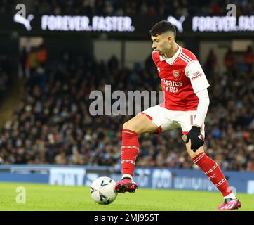 27. . Januar 2023 ; Etihad Stadium, Manchester, England ; FA Cup Fußball, Manchester City gegen Arsenal; Gabriel Martinelli von Arsenal kontrolliert den Ball Stockfoto