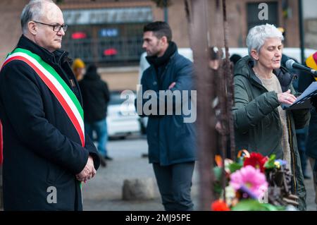 Rom, . 27. Januar 2023. 27/01/2023 Rom: Der Bürgermeister von Rom, Roberto Gualtieri, nimmt an der Gedenkfeier zum Gedenken an die LGBT-Menschen Teil, die Opfer des Nazifaschismus geworden sind, und zwar an dem Denkmal "Alle potenziellen Ziele" der Ratsmitglied für Sicherheitspolitik, Chancengleichheit und produktive Aktivitäten, Monica Lucarelli Amedeo Ciaccheri, Präsident der Gemeinde PS: Das Foto kann in Bezug auf den Kontext, in dem es aufgenommen wurde, und ohne diffamierende Absicht des Anstands der repräsentierten Personen verwendet werden. Kredit: Unabhängige Fotoagentur/Alamy Live News Stockfoto