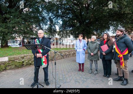 Rom, . 27. Januar 2023. 27/01/2023 Rom: Der Bürgermeister von Rom, Roberto Gualtieri, nimmt an der Gedenkfeier zum Gedenken an die LGBT-Menschen Teil, die Opfer des Nazifaschismus geworden sind, und zwar an dem Denkmal "Alle potenziellen Ziele" der Ratsmitglied für Sicherheitspolitik, Chancengleichheit und produktive Aktivitäten, Monica Lucarelli Amedeo Ciaccheri, Präsident der Gemeinde PS: Das Foto kann in Bezug auf den Kontext, in dem es aufgenommen wurde, und ohne diffamierende Absicht des Anstands der repräsentierten Personen verwendet werden. Kredit: Unabhängige Fotoagentur/Alamy Live News Stockfoto