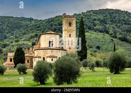Abtei von Sant Antimo oder Abbazia di Sant Antimo, ein ehemaliges Benediktinerkloster im Val d'Orcia in der Toskana, Italien. Stockfoto
